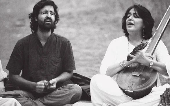 Shabnam Virmani and Vipul Rikhi singing