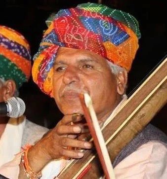 Prahlad Singh Tipaniya performing